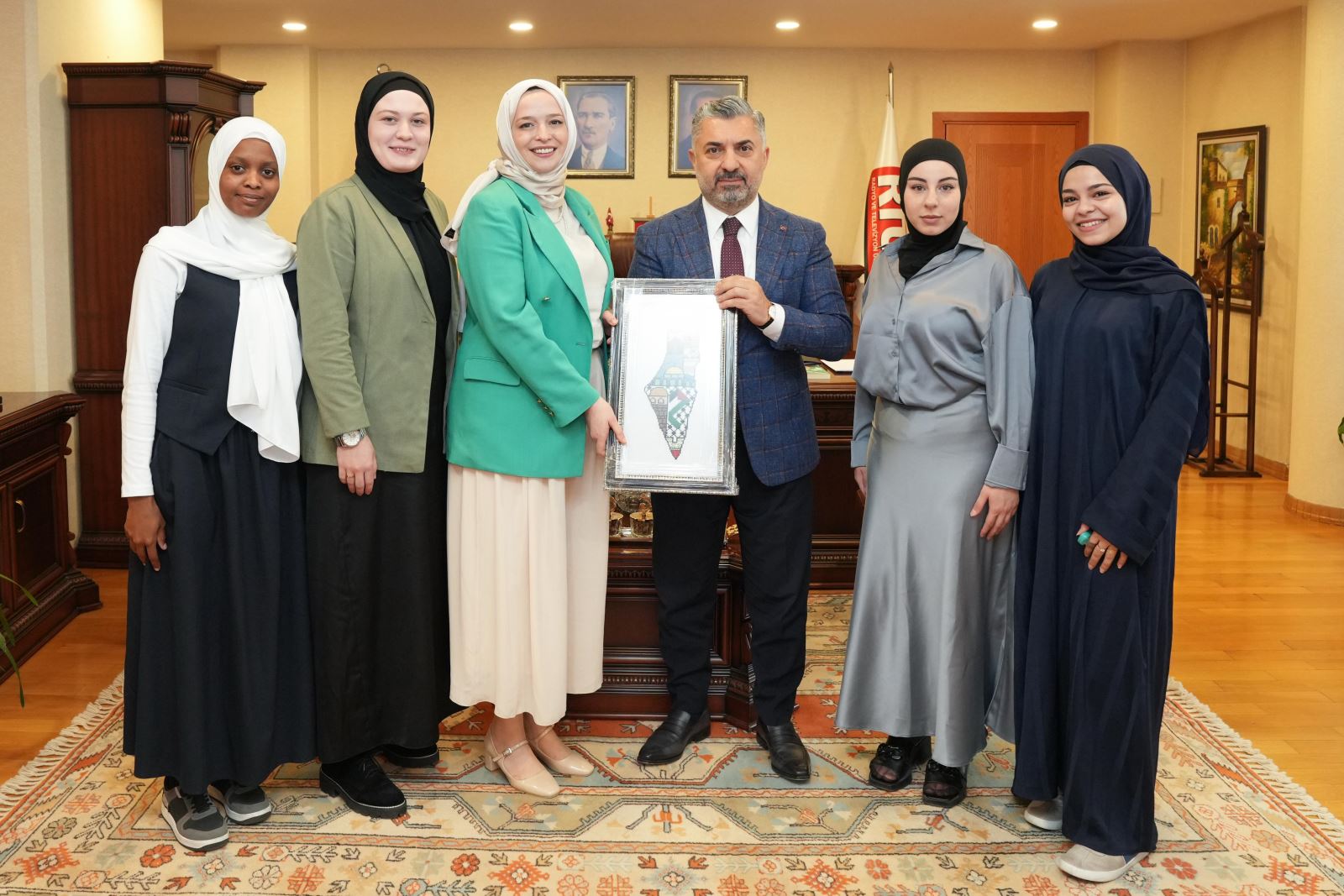 RTÜK Başkanı Şahin’e Uluslararası Öğrencilerden Anlamlı Ziyaret